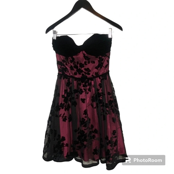 Vintage Betsy’s Johnson strapless dress in  burgundy with black floral overlay - Picture 4 of 15